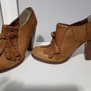 Leather tasseled pumps